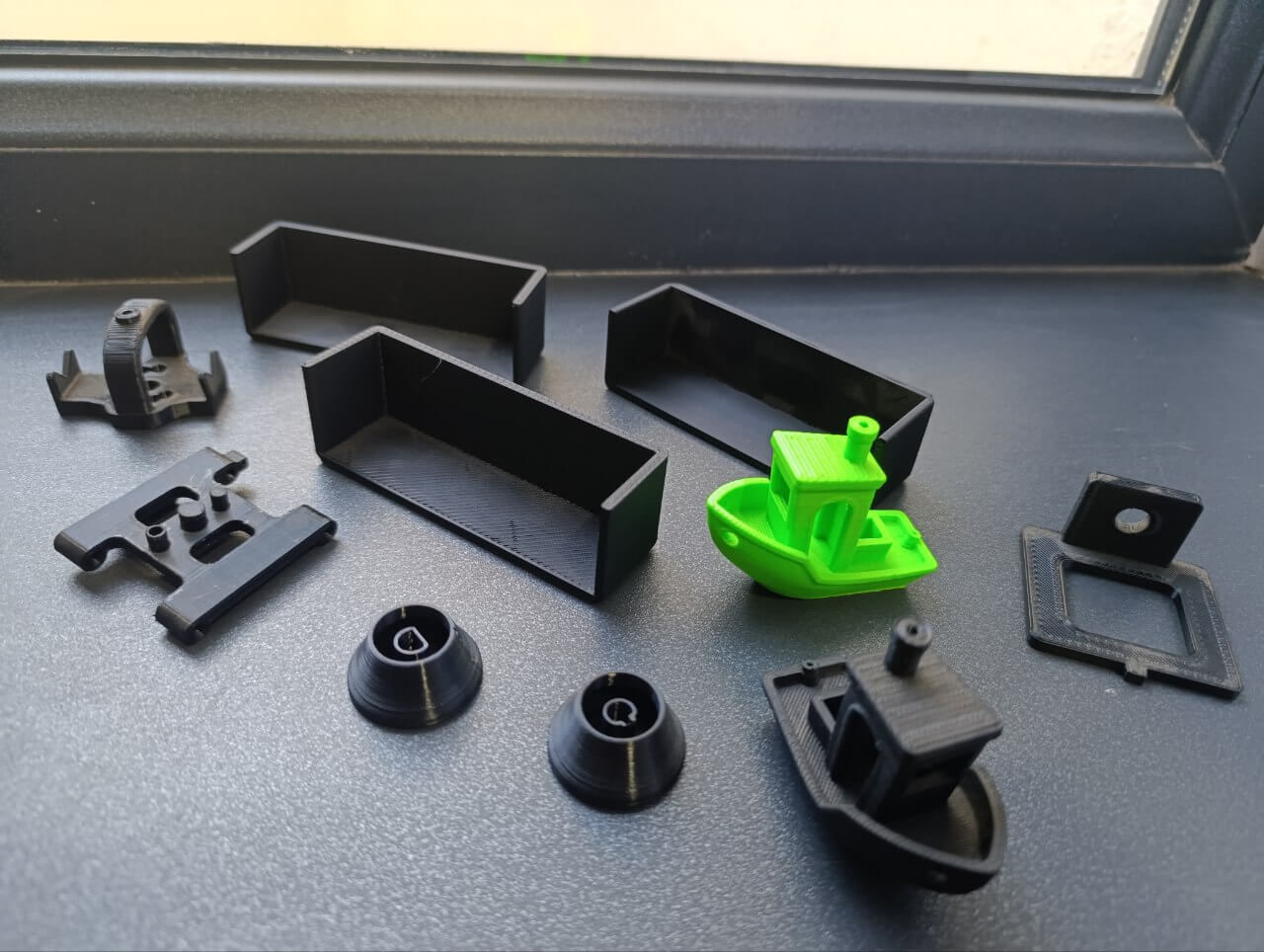 Деталь, напечатанная на 3D-принтере. Это высокоточное изделие, изготовленное с использованием современной технологии аддитивного производства.