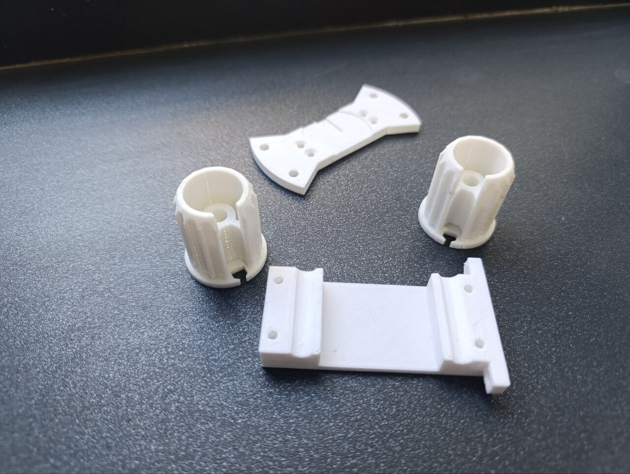 Деталь, напечатанная на 3D-принтере. Это высокоточное изделие, изготовленное с использованием современной технологии аддитивного производства.