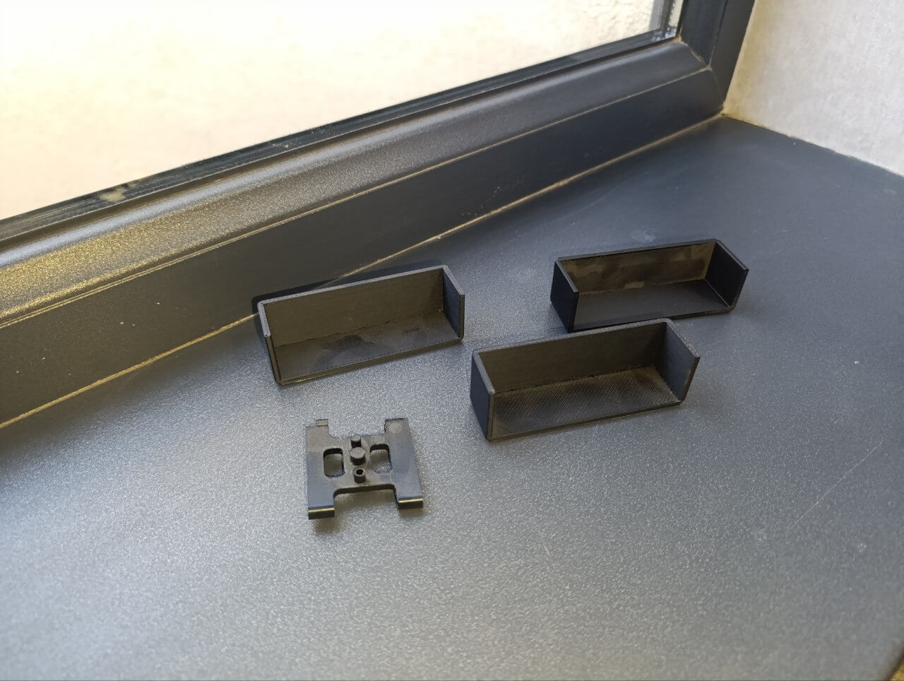 Деталь, напечатанная на 3D-принтере. Это высокоточное изделие, изготовленное с использованием современной технологии аддитивного производства.